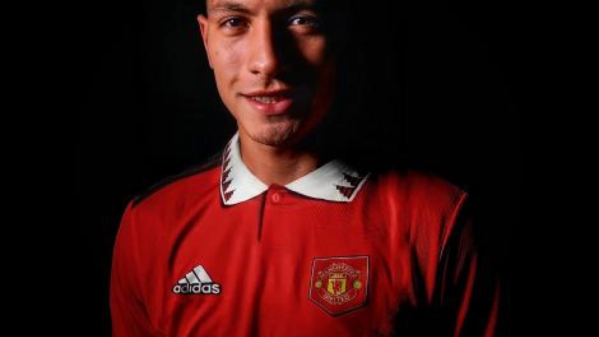 Lisandro Martínez posa con los colores del Manchester United. Foto: Fabrizio Romano