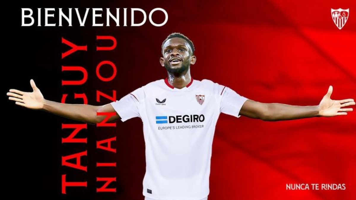 El Sevilla FC presenta a su nuevo fichaje. Foto: Sevilla FC