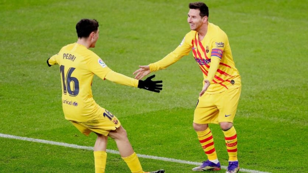Messi, Pedri y la pelota como vía para comunicarse