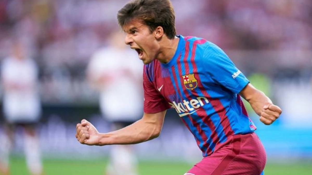El Barcelona insiste en la salida de Riqui Puig