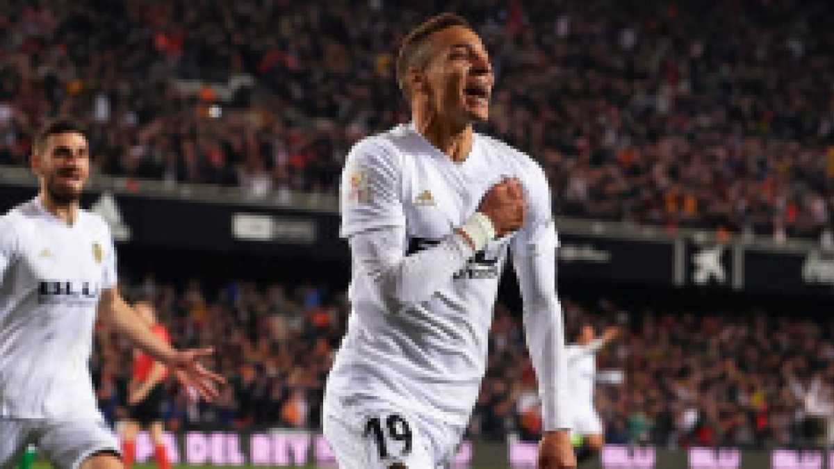 "Los jugadores del Valencia hacen piña para que no salga Rodrigo. Getty Images"