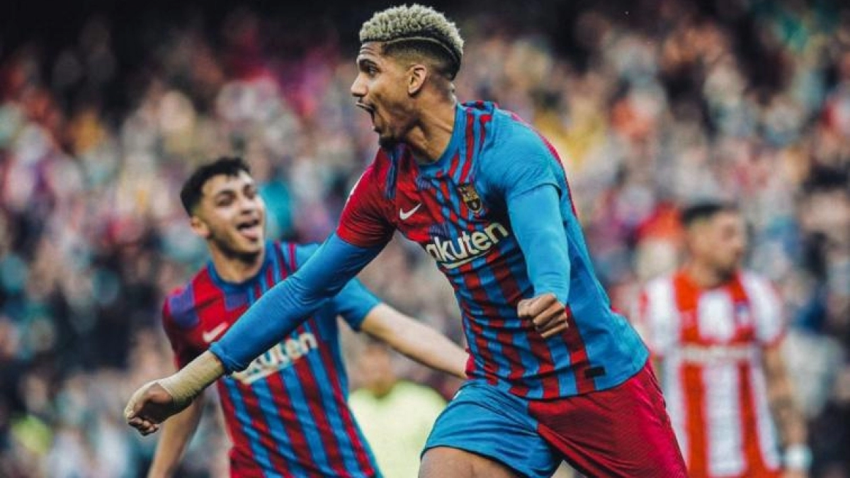 El contrato de locos que le ofrece el United a Araújo para que no renueve con el Barcelona