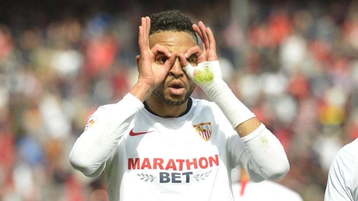 El ariete marroquí celebra un tanto con la elástica del Sevilla FC. Foto: Transfermarkt