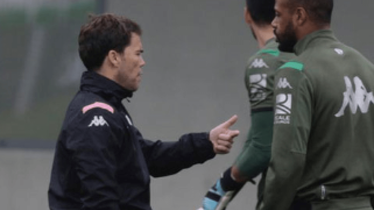 La obligación de Rubi para la defensa en el derbi "Foto: ABC"