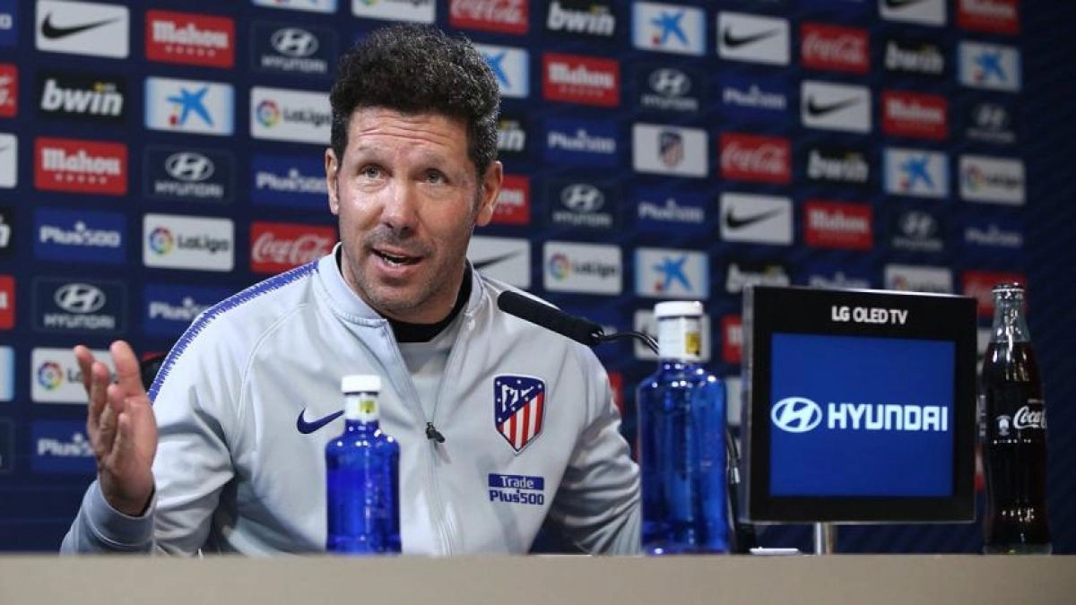Tres jugadores en la rampa de salida del Atlético