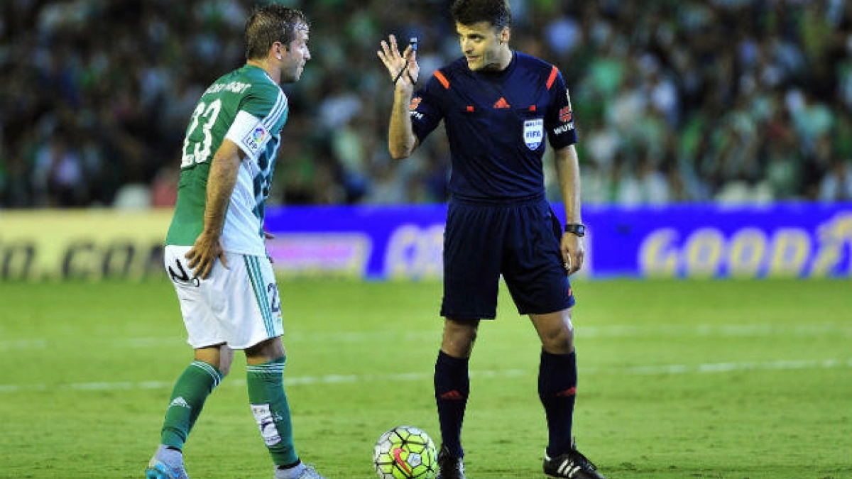 La surrealista cláusula que tenía Van der Vaart en el Real Betis. Foto: Estadio Deportivo