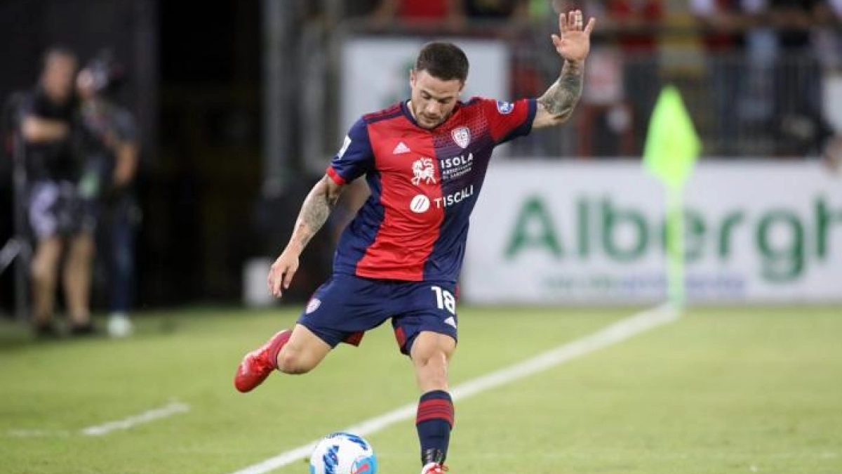 Tottenham y Leeds United siguen a Nahitan Nández