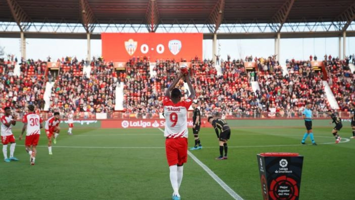 El Almería tiene varias ofertas por Umar Sadiq. Foto: @U_D_Almeria