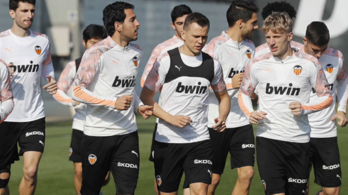 Peter Lim echa a tres pesos pesados de la plantilla del Valencia | FOTO: VALENCIA