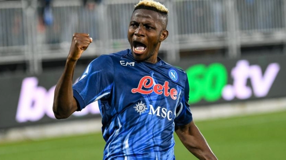 La Premier se rifa al delantero nigeriano del Nápoles. 