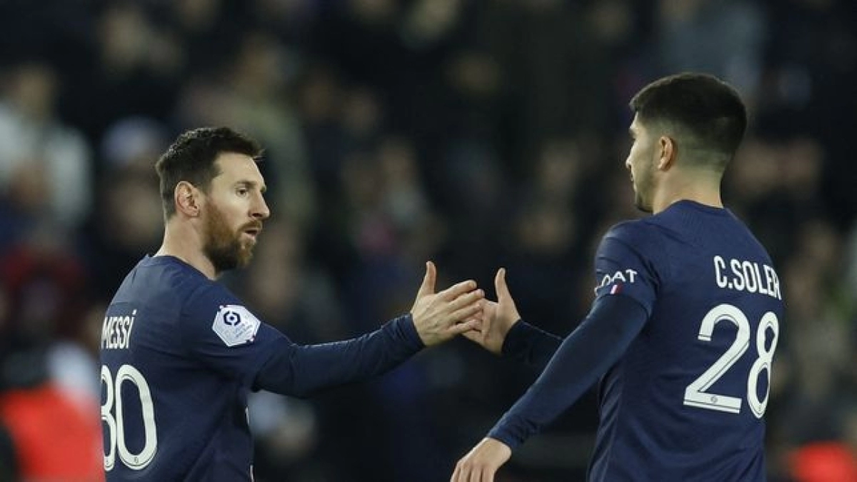 Leo Messi y Carlos Soler. Foto: Diario AS