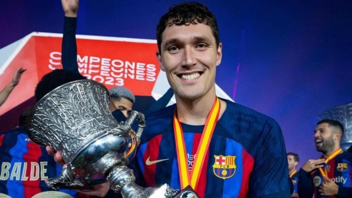 Andreas Christensen levanta la Supercopa de España. Foto: SPORT