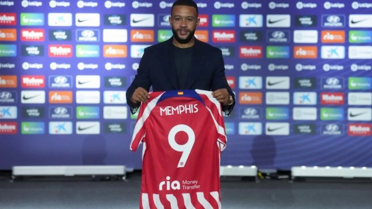 Memphis ya posa con la camiseta de su nuevo club. Foto: okdiario.com