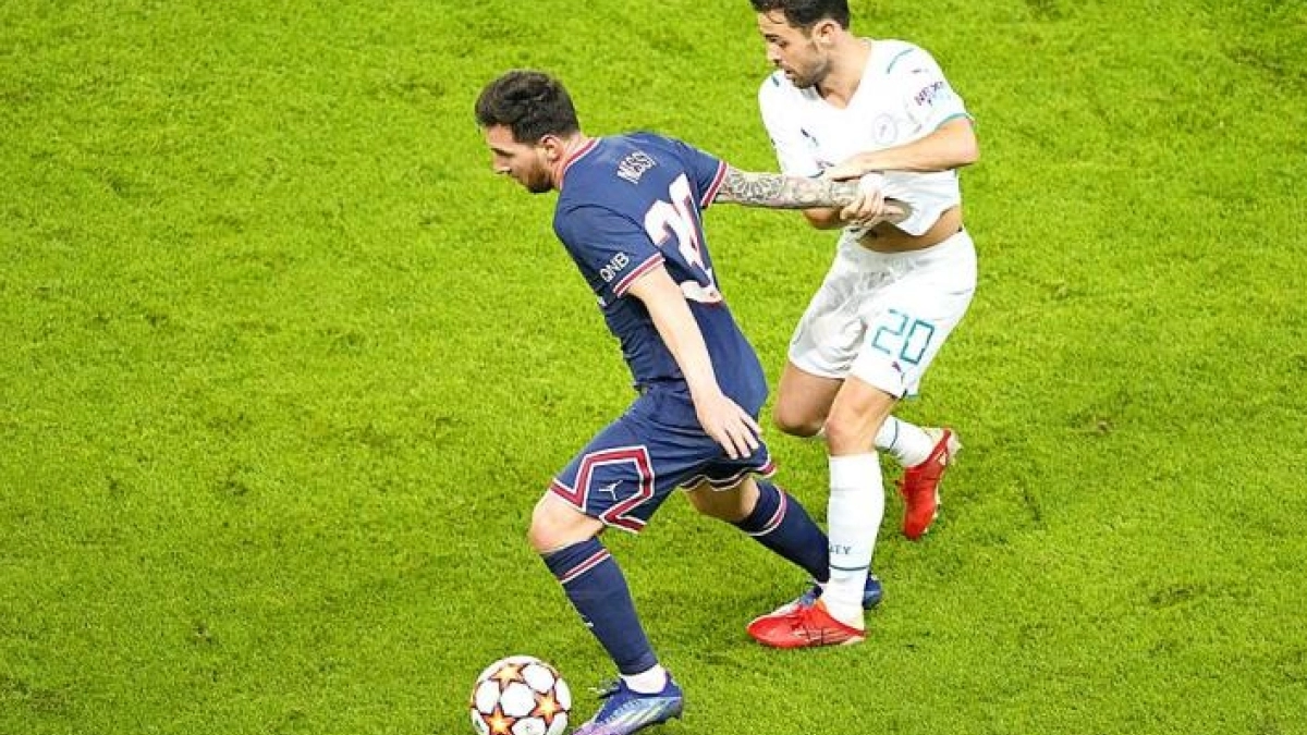 Leo Messi y Bernardo Silva pelean un balón. Foto: Taipei Times