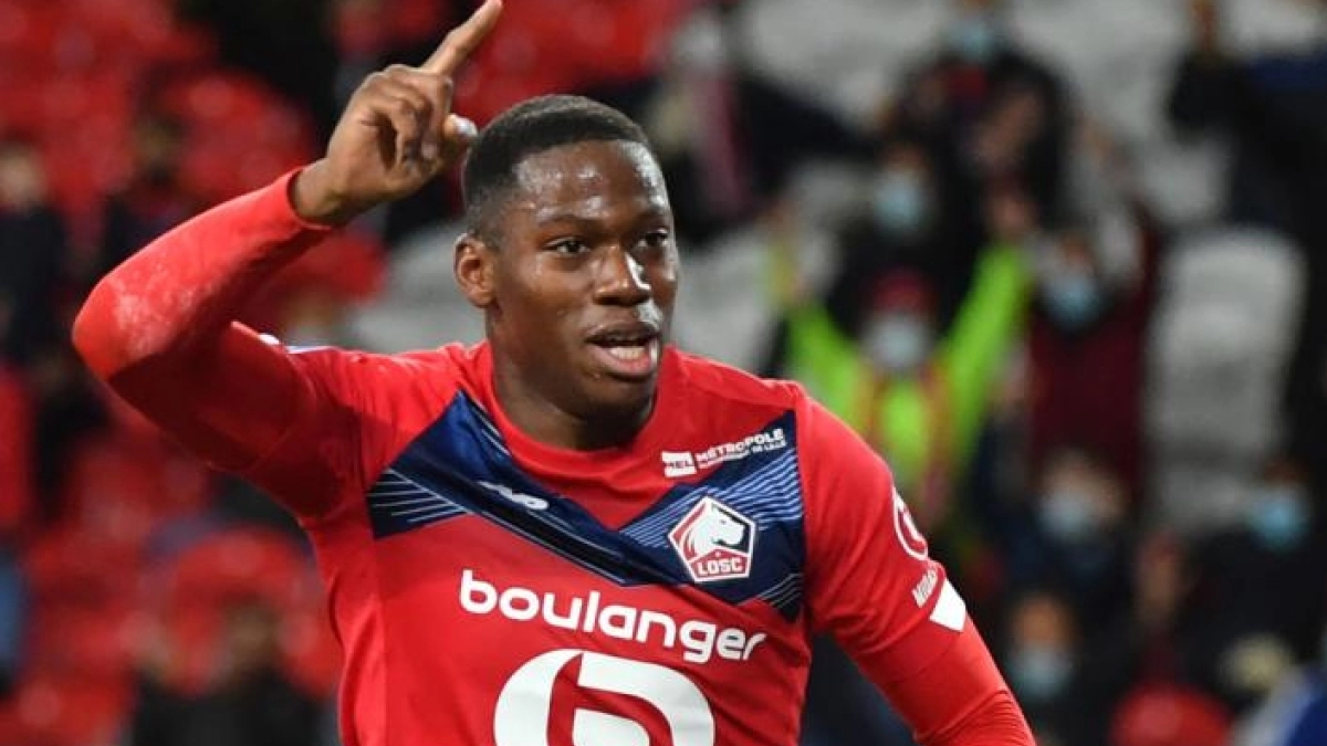 El Bayern se suma al Leipzig en la carrera por Jonathan David