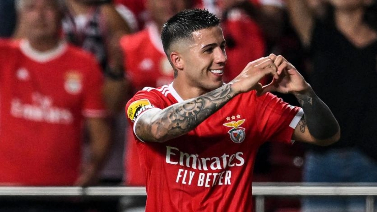 Enzo Fernández al banquillo mientras el Chelsea negocia su fichaje - Foto: Infobae