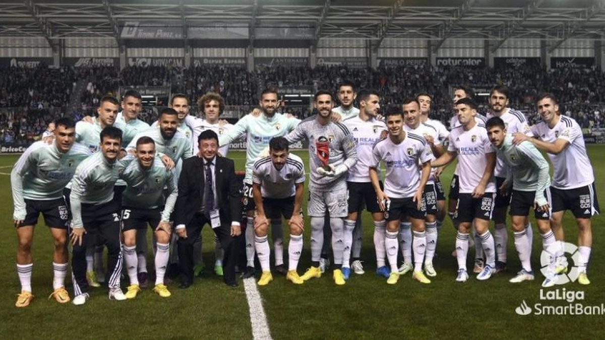 La plantilla del Burgos CF posa junto al trofeo obtenido por su portero. Foto: LaLiga Smartbank