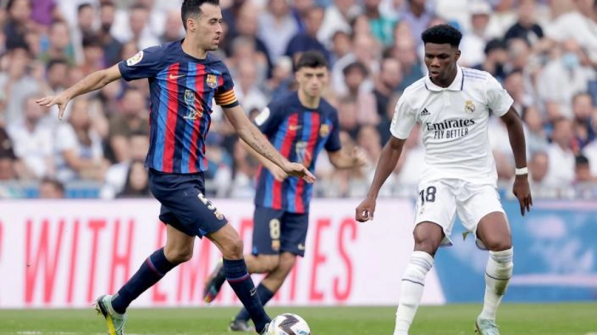 ÚLTIMA HORA del mercado de fichajes: Batalla Real Madrid-Barcelona por un mediocampista