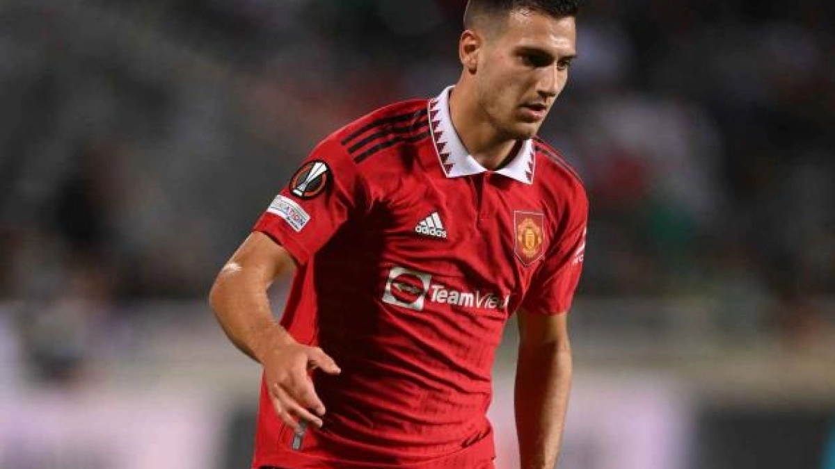 El United quiere blindar a Dalot ante el interés del FC Barcelona