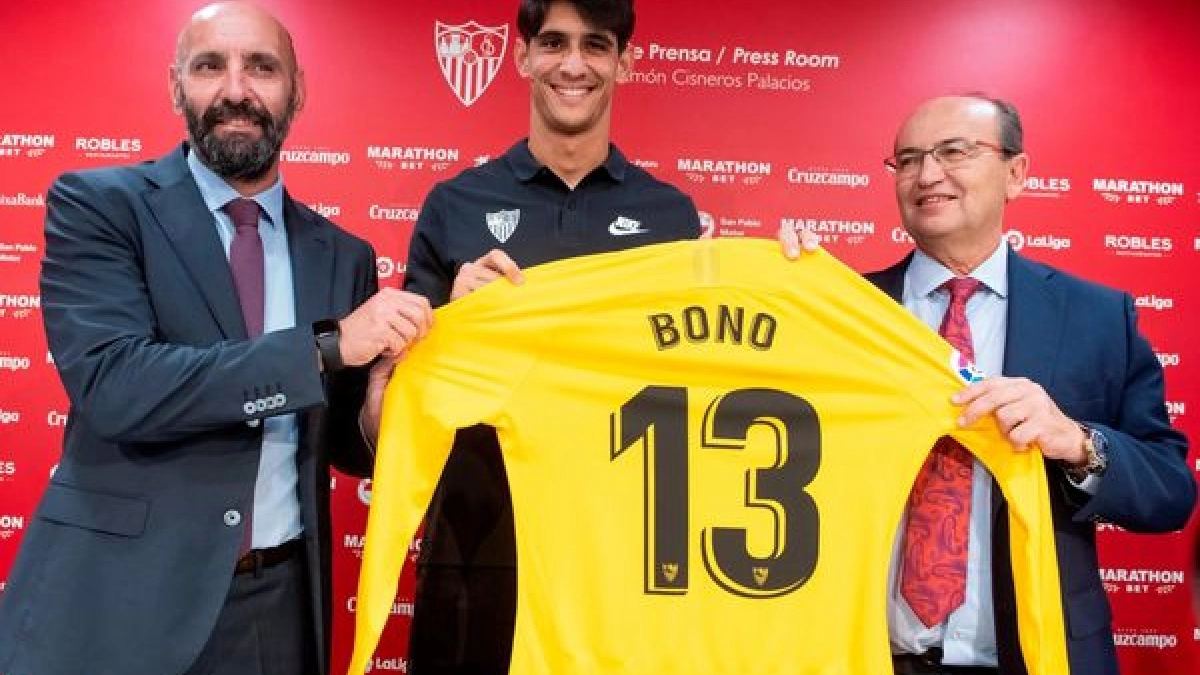 Bono y Monchi posan juntos en la presentación del portero marroquí. Foto: La Razón