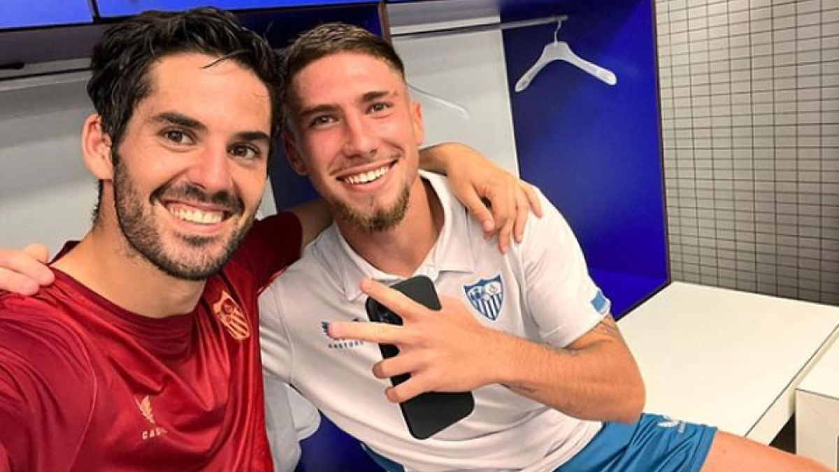 José Ángel Carmona posa junto a Isco Alarcón. Foto: Orgullo Biri