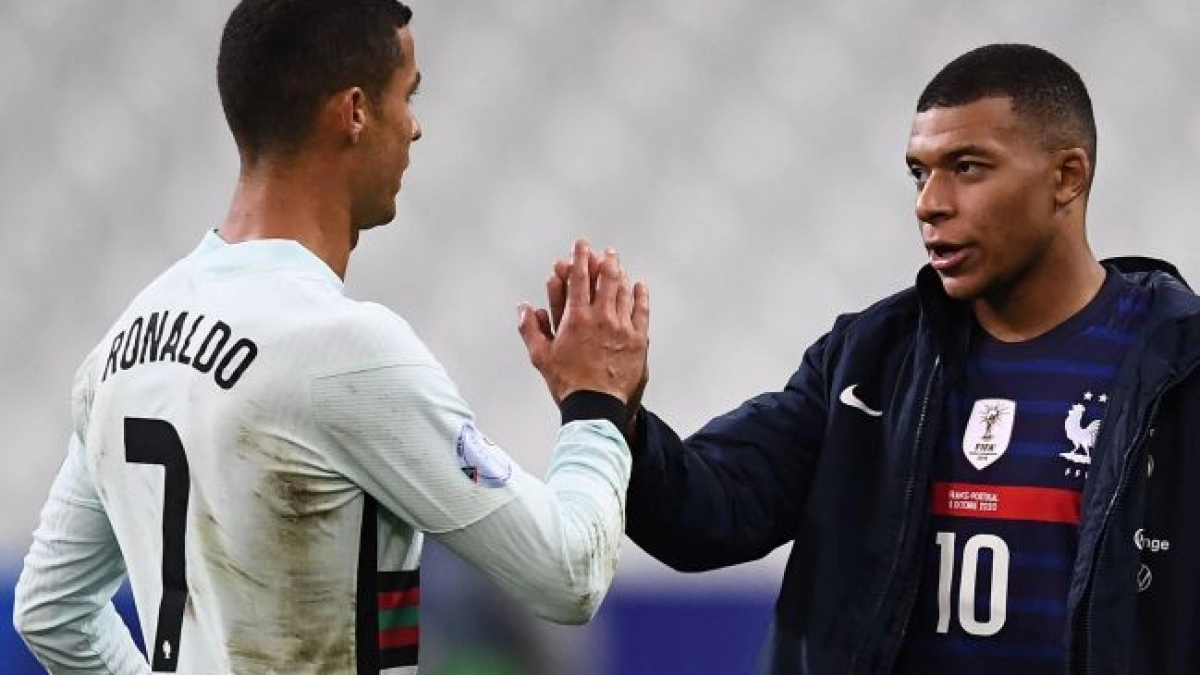 Kylian Mbappé y Cristiano Ronaldo se saludan. Foto: Diario AS