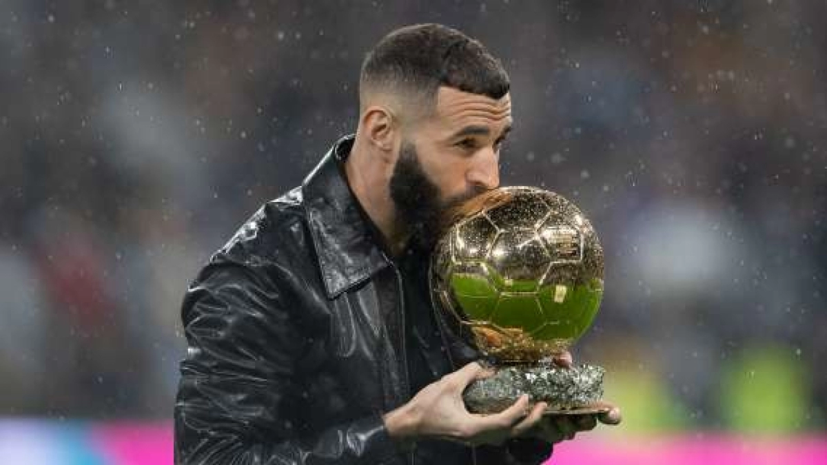 Karim Benzema besa el Balón de Oro en el estadio del Real Madrid. Foto: Bernabéu Digital