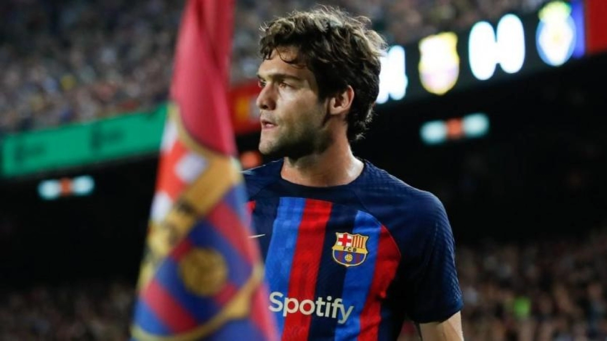 La reconversión de Marcos Alonso, la llave para que Piqué no vuelva a ser titular