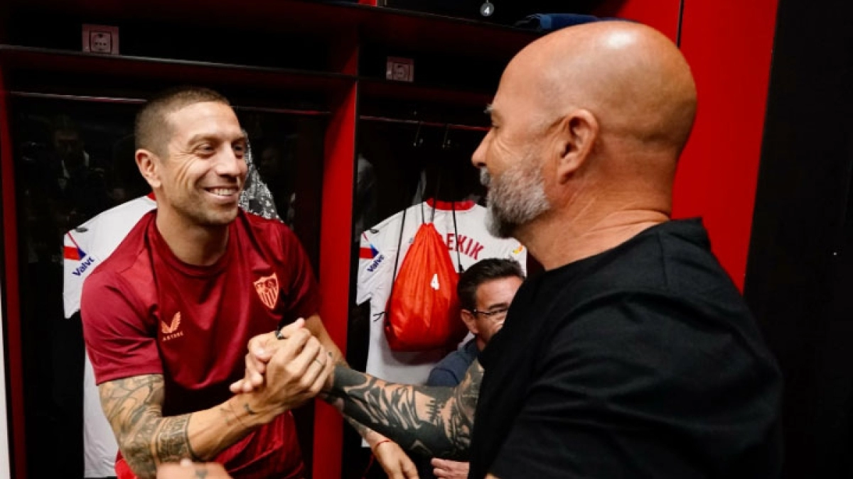 El Papu habla junto a Sampaoli sobre la situación del Sevilla - Foto: Orgullobiri