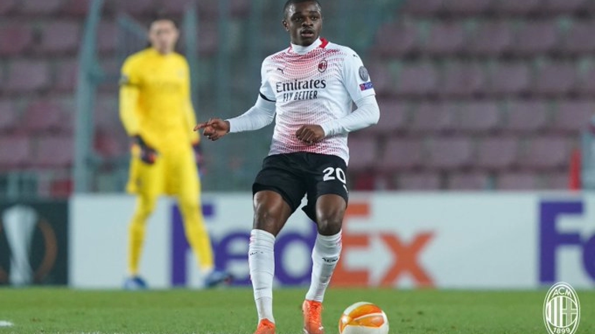 El central es el nuevo objetivo parisino. Foto: @acmilan