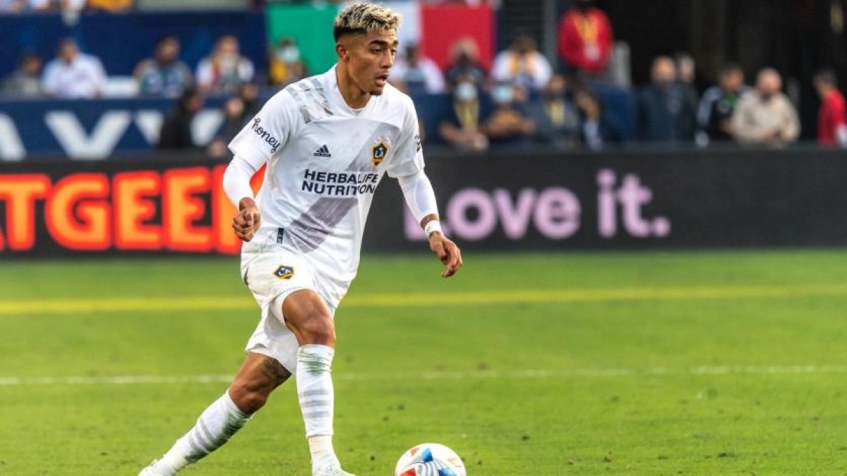 El problema del Barça con Julián Araújo - Foto: Sporting News