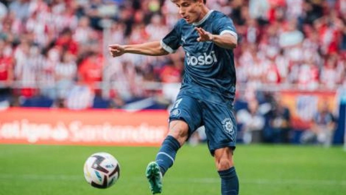 El canterano viene pisando fuerte en el Girona. Foto: @gironafc