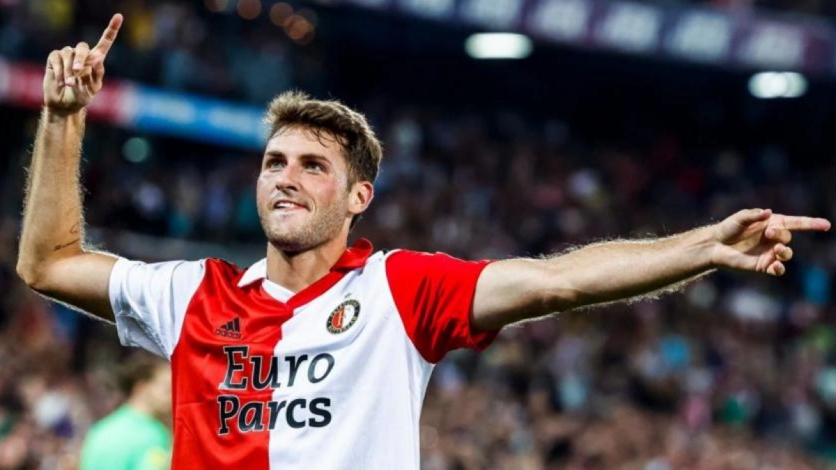 Santiago Giménez, principal deseo del Sevilla para el verano