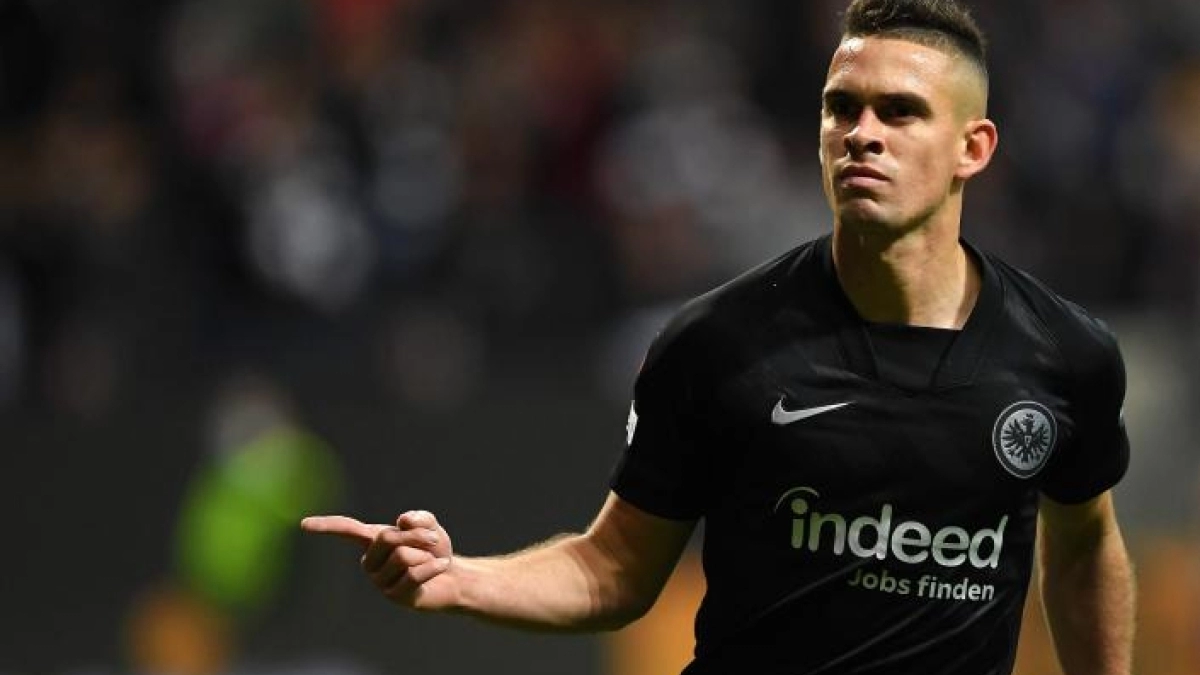 Santos Borré desea cambiar la Bundesliga por la Liga española / Mibundesliga.com