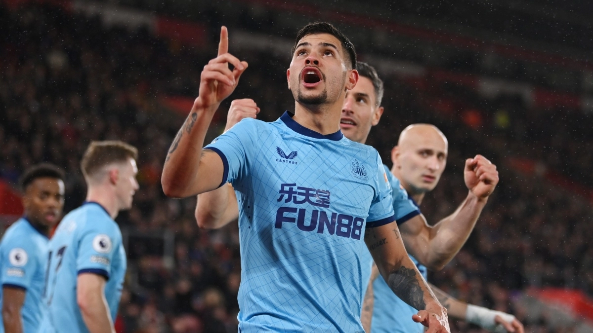 Golpe en la mesa del Newcastle por Bruno Guimaraes / Sporting News