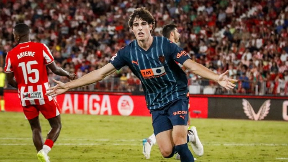 La decisión del Valencia con el futuro de Javi Guerra
