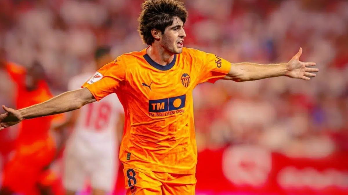 El club de la Premier que prepara una oferta de 50 millones por Javi Guerra