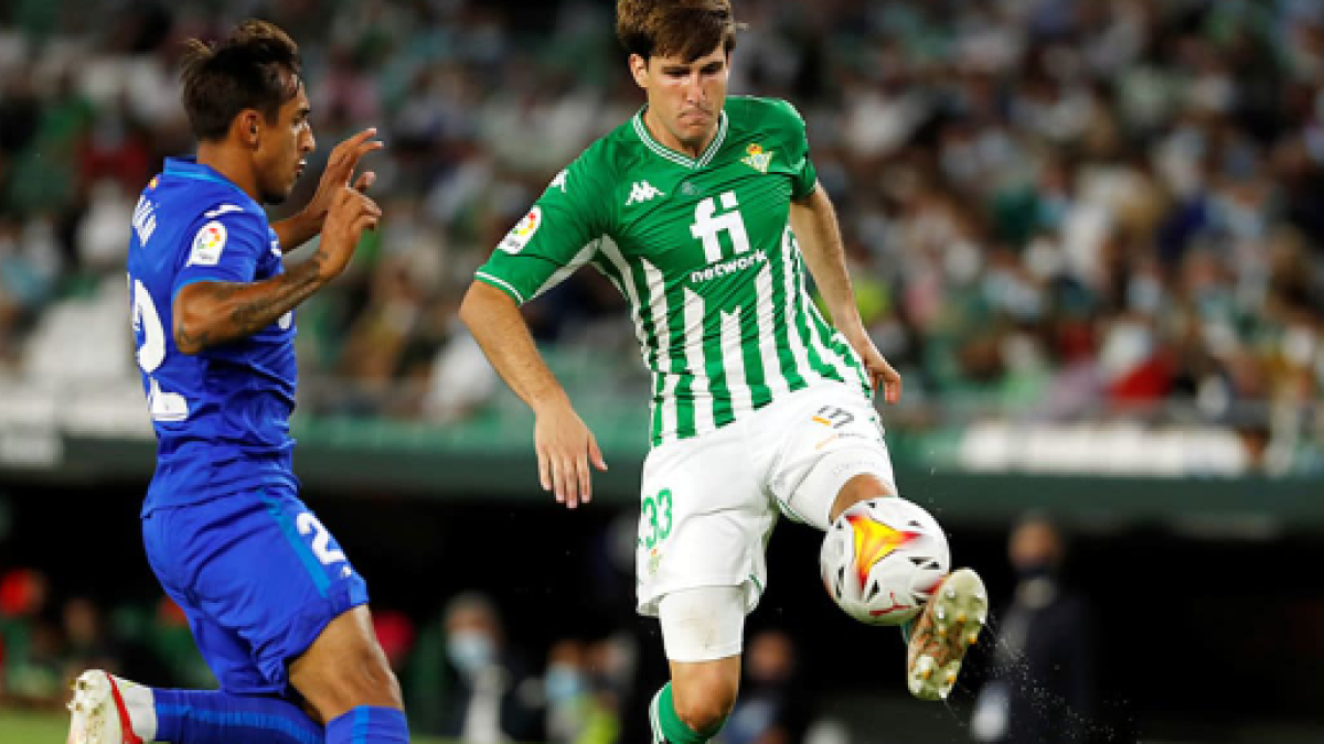 El Betis elige al reemplazante de Miranda ante el interés de los grandes