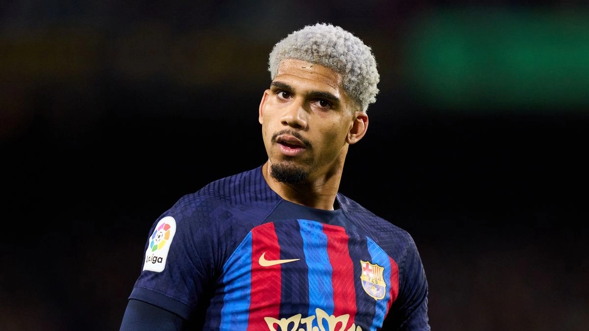 El club que trata de sacar a Araújo del Barcelona con mucha insistencia / Barça Blaugranes