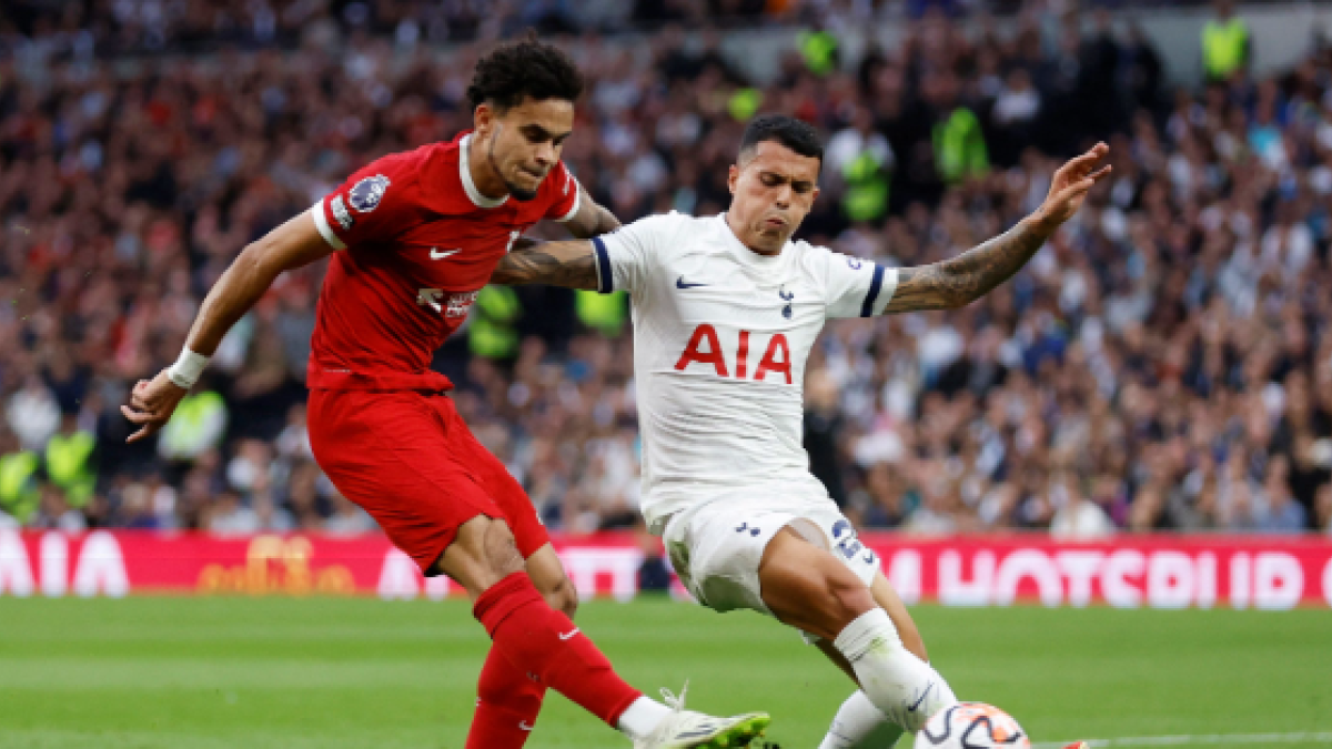 El fichaje defensivo por el que se pelearán Tottenham y Liverpool