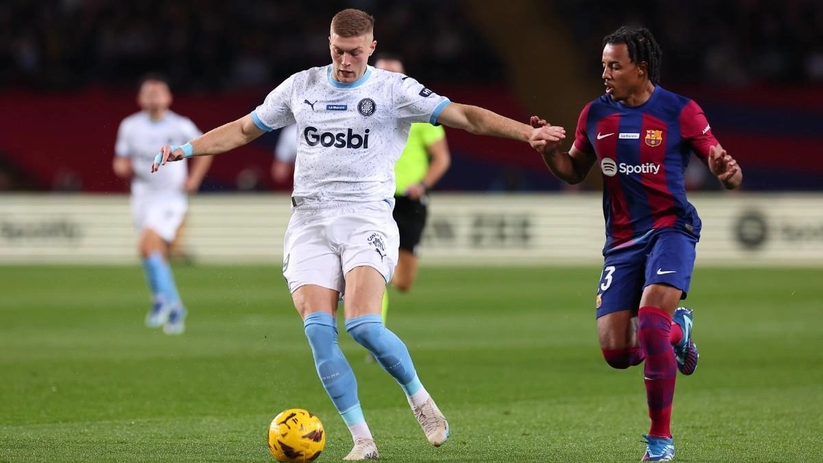 Dovbyk y Koundé en un lance de un Girona-Barça