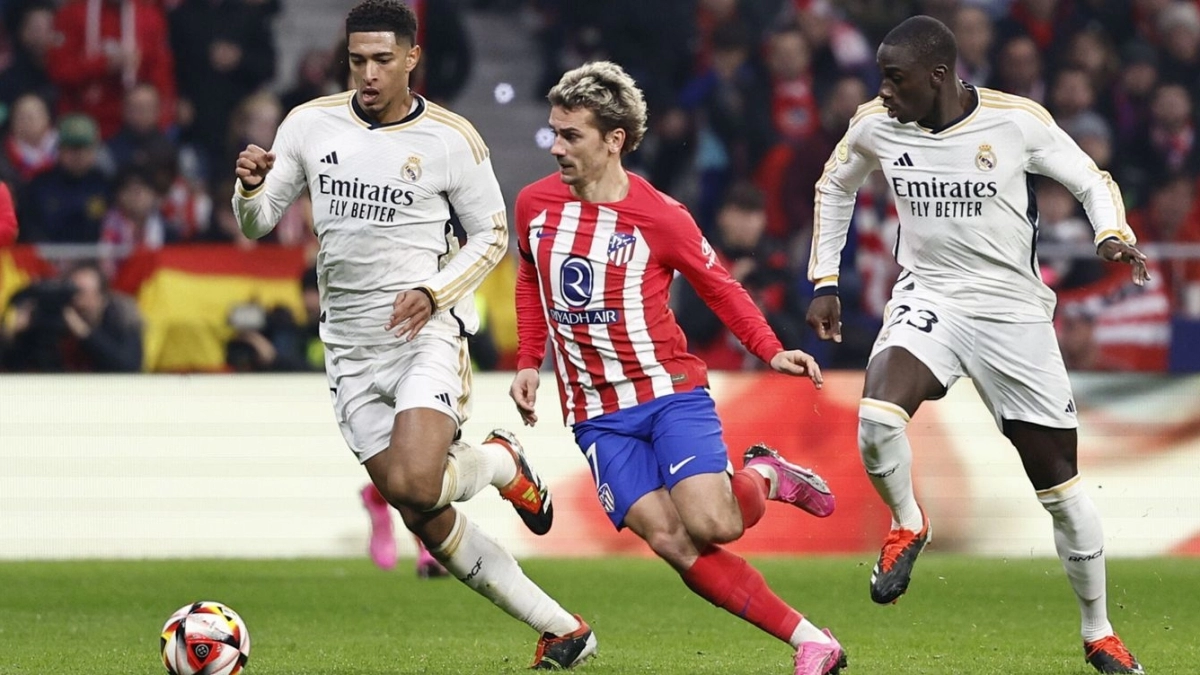 Griezmann, con Bellingham y Mendy, en un derbi
