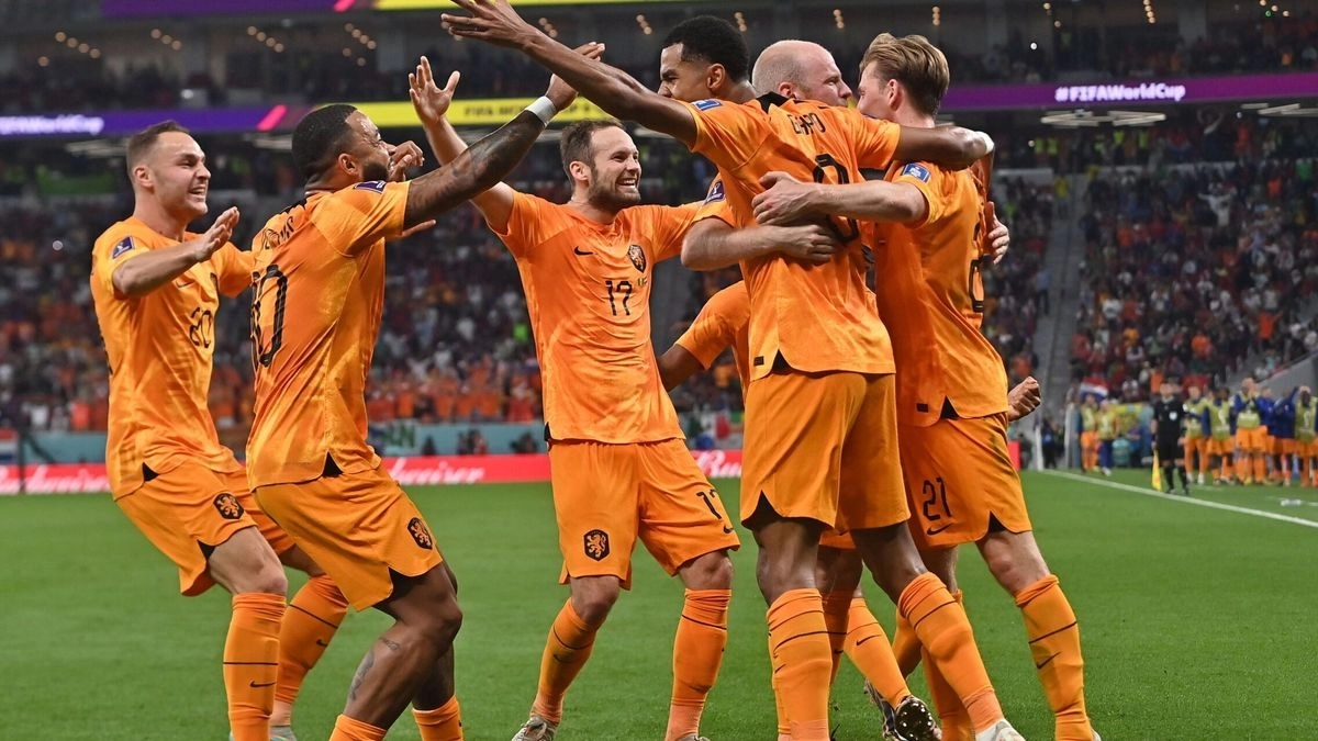 Los jugadores de Países Bajos, entre ellos Tijjani Reijnders, celebran un gol