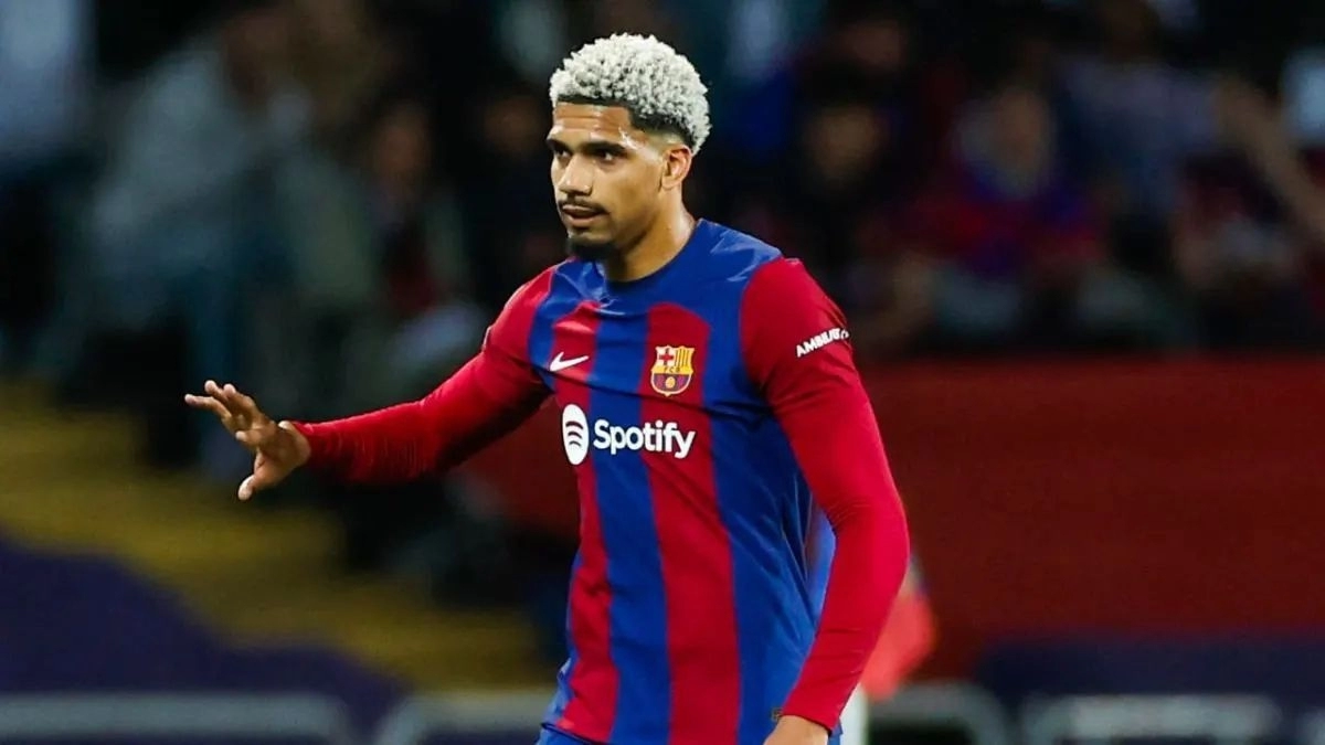 Ronald Araujo, central uruguayo del FC Barcelona con contrato hasta junio de 2026