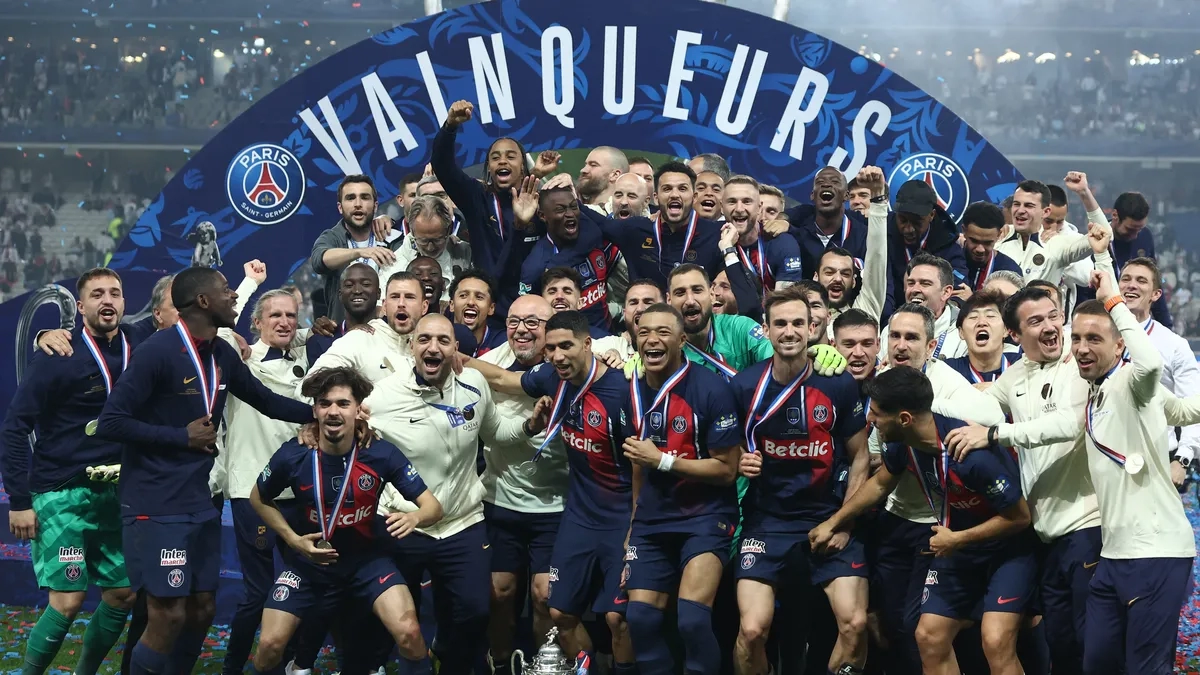 Los jugadores del PSG, entre los que se encuentra Manuel Ugarte, celebran un título