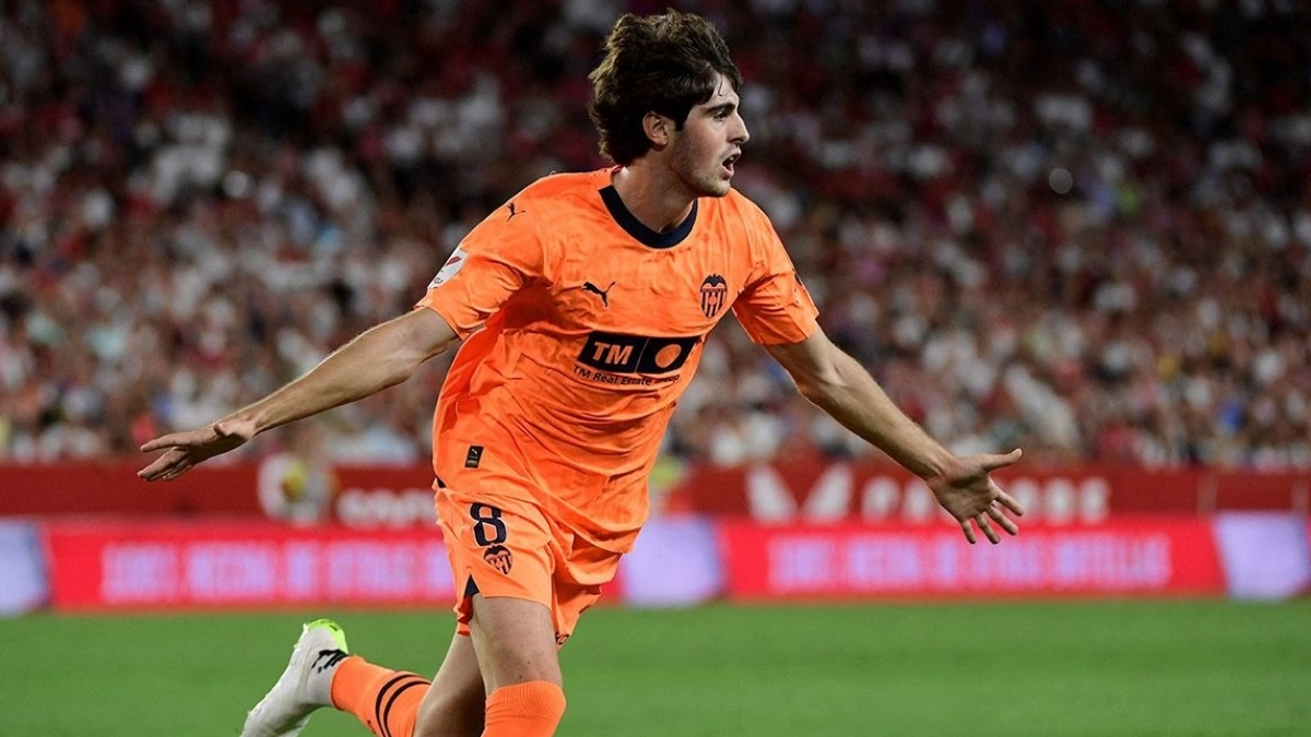 El Valencia fijó el precio de Javi Guerra ante el interés de 2 clubes de LaLiga