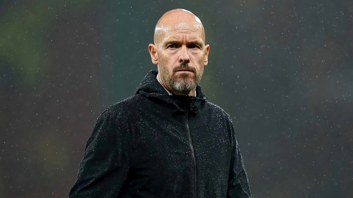 Manchester United is considering a free transfer for their defense.