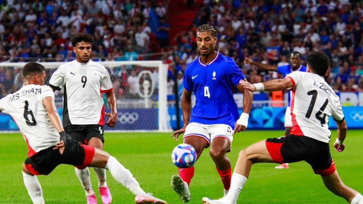 El club que quiere sacar a Loïc Bade del Sevilla