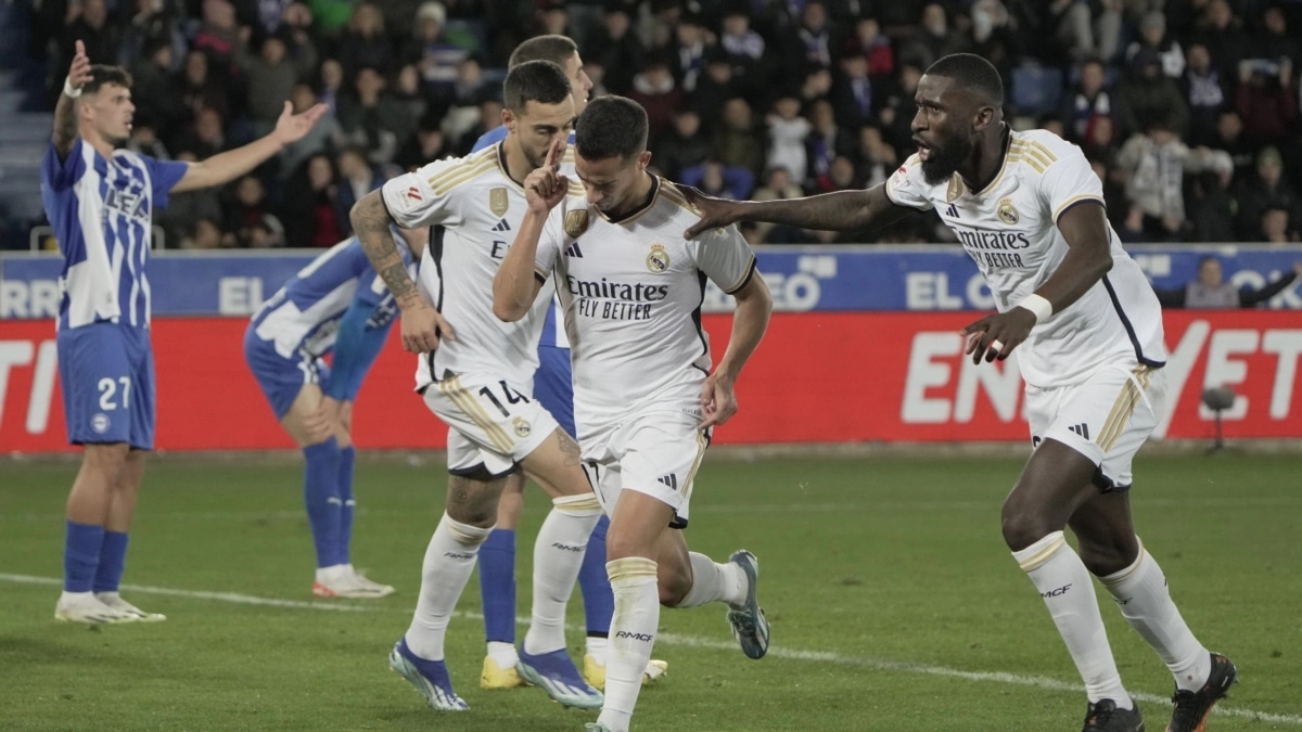 The Real Madrid players celebrate a goal by Lucas Vázquez.