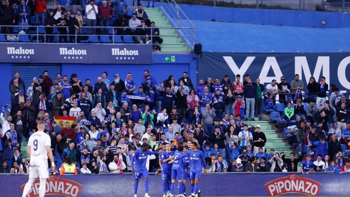 Los jugadores del Getafe celebran un gol ante el Real Madrid